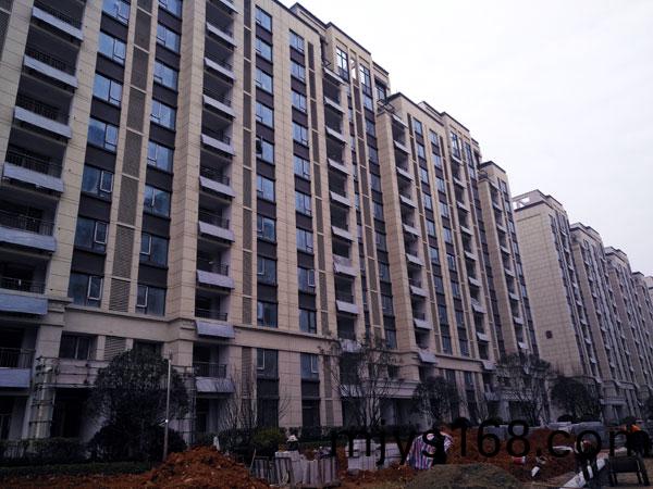 高層住宅陽檯壁掛(gua)式太陽能熱水係統解決方(fang)案