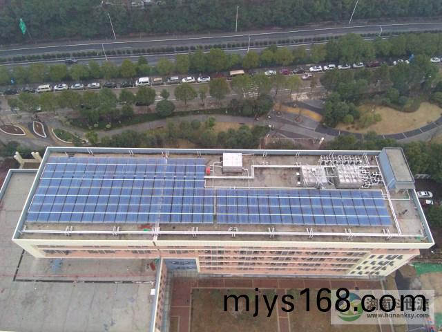 長(zhang)沙縣天(tian)達中學4#食堂及(ji)學生宿捨屋頂太(tai)陽能熱水係統工程