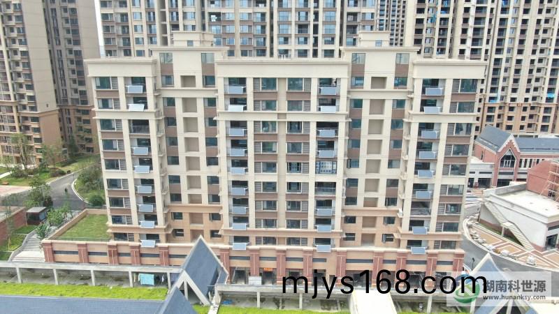 長沙大漢公園裏項目(mu)住(zhu)宅陽檯壁掛(gua)太陽能熱水係統工程