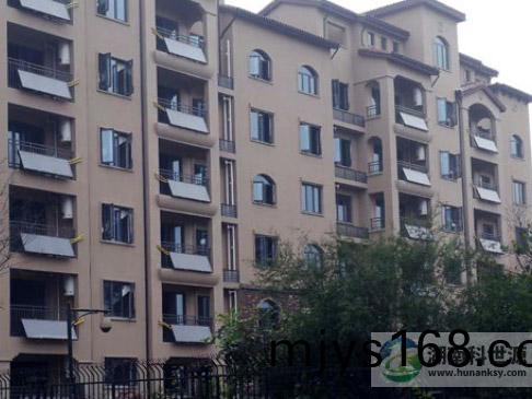 開福區沙河(he)城項目陽檯壁掛式太陽能熱水器工程