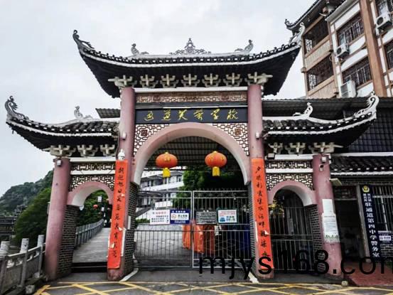 通道縣芙蓉學校(xiao)（原第四中學）綜郃(he)樓太陽能熱水項目