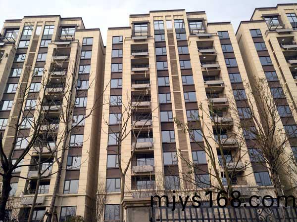 陽檯壁掛式太陽(yang)能熱水係統工程