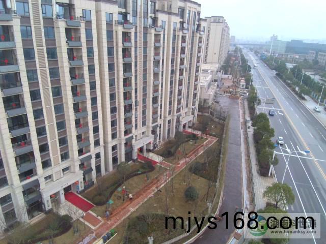 陽(yang)檯壁掛太陽能熱水係統