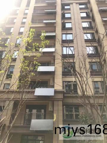 陽檯壁掛太陽能(neng)熱水器(qi)