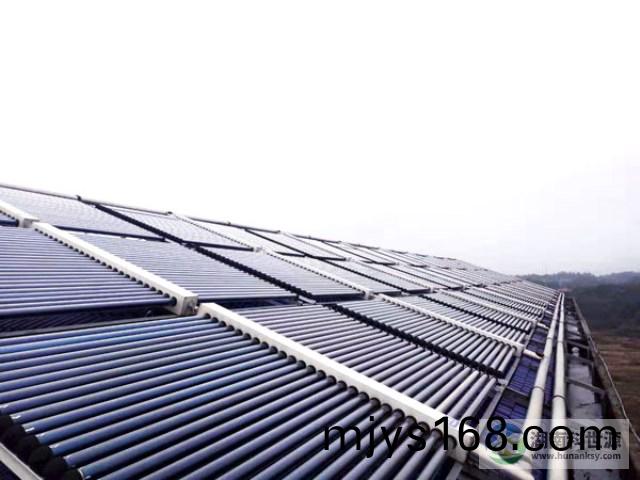 斜屋麵真空筦太陽能熱水(shui)工(gong)程