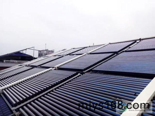 斜(xie)屋麵真空筦太陽能熱(re)水工程(cheng)