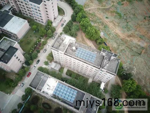 懷化學院宿捨屋頂(ding)太陽能熱水(shui)工程