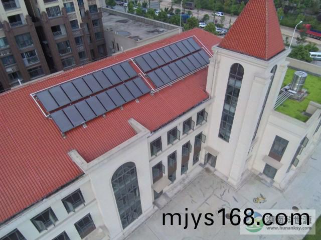 幼兒園(yuan)斜屋麵太陽能熱水工程