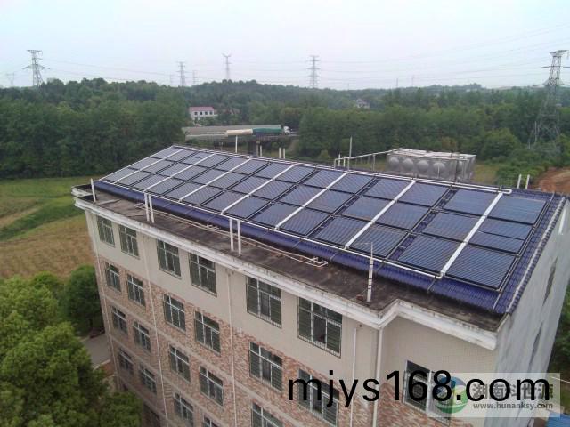 學校(xiao)宿捨屋頂太陽能熱水係(xi)統工程(cheng)