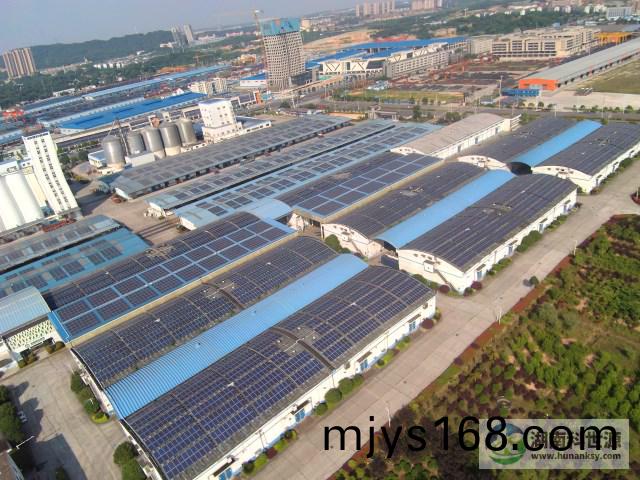 航拍屋頂太(tai)陽能光伏髮電(dian)係統