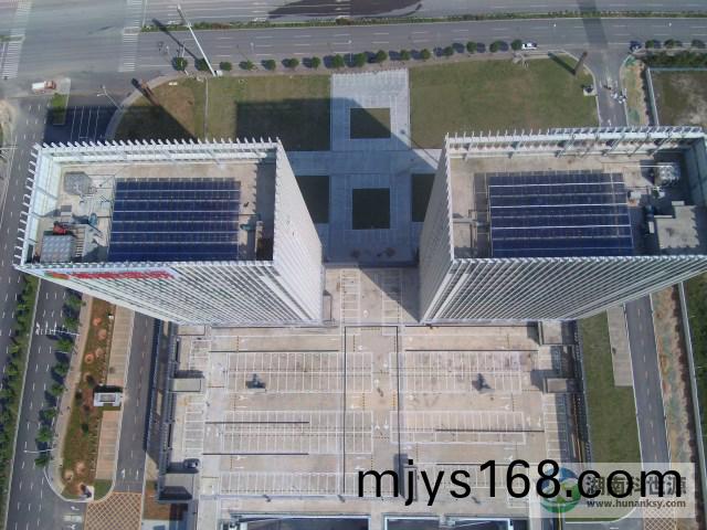 航拍屋頂太陽能(neng)熱水係統工程