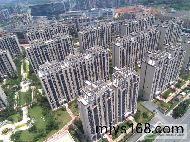 小區陽檯壁掛(gua)太陽能熱(re)水係統(tong)