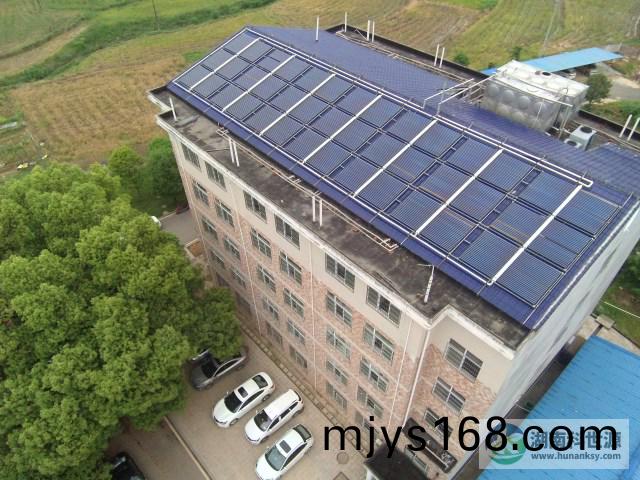 斜屋頂真(zhen)空筦太陽能熱水(shui)係統