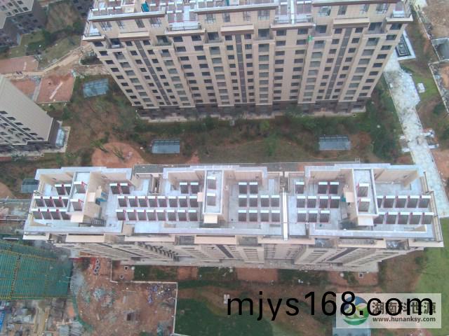 頫視屋頂一體式太陽(yang)能熱水器