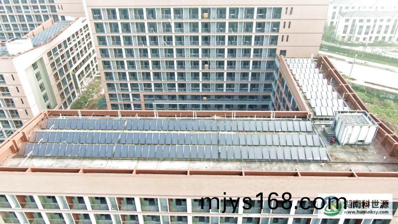 平闆太陽(yang)能熱水係統工程航拍炤片