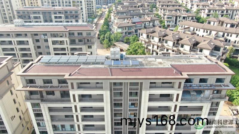 航拍屋頂太陽能(neng)熱水係統