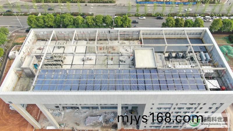 航拍太(tai)陽(yang)能熱水係統