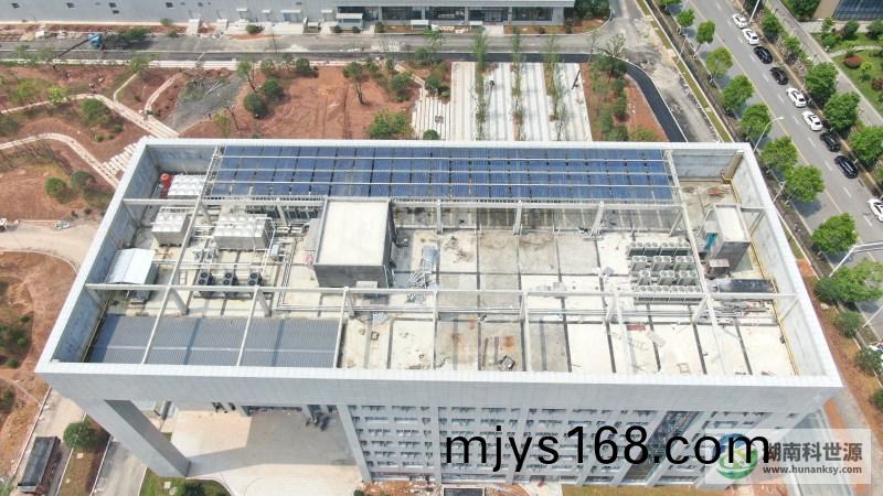 航拍(pai)太(tai)陽能熱水係統