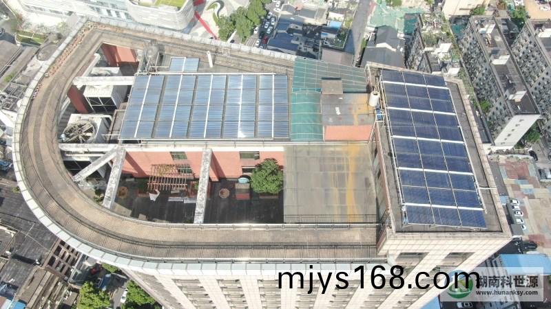 航拍屋(wu)頂太陽(yang)能熱水係統(tong)