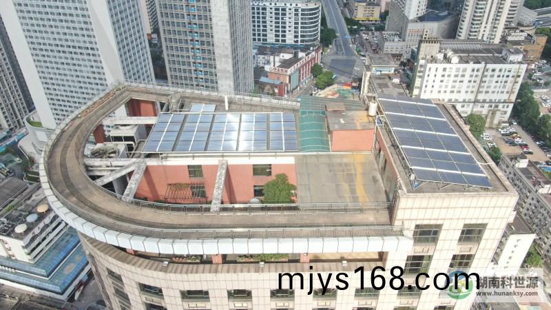 航拍屋頂太陽能熱水係統