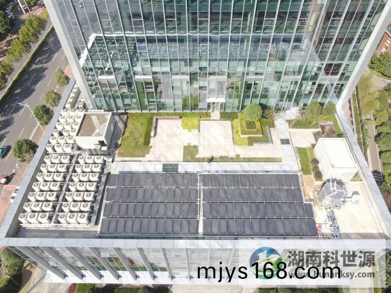 平(ping)闆太陽(yang)能熱水係統工(gong)程