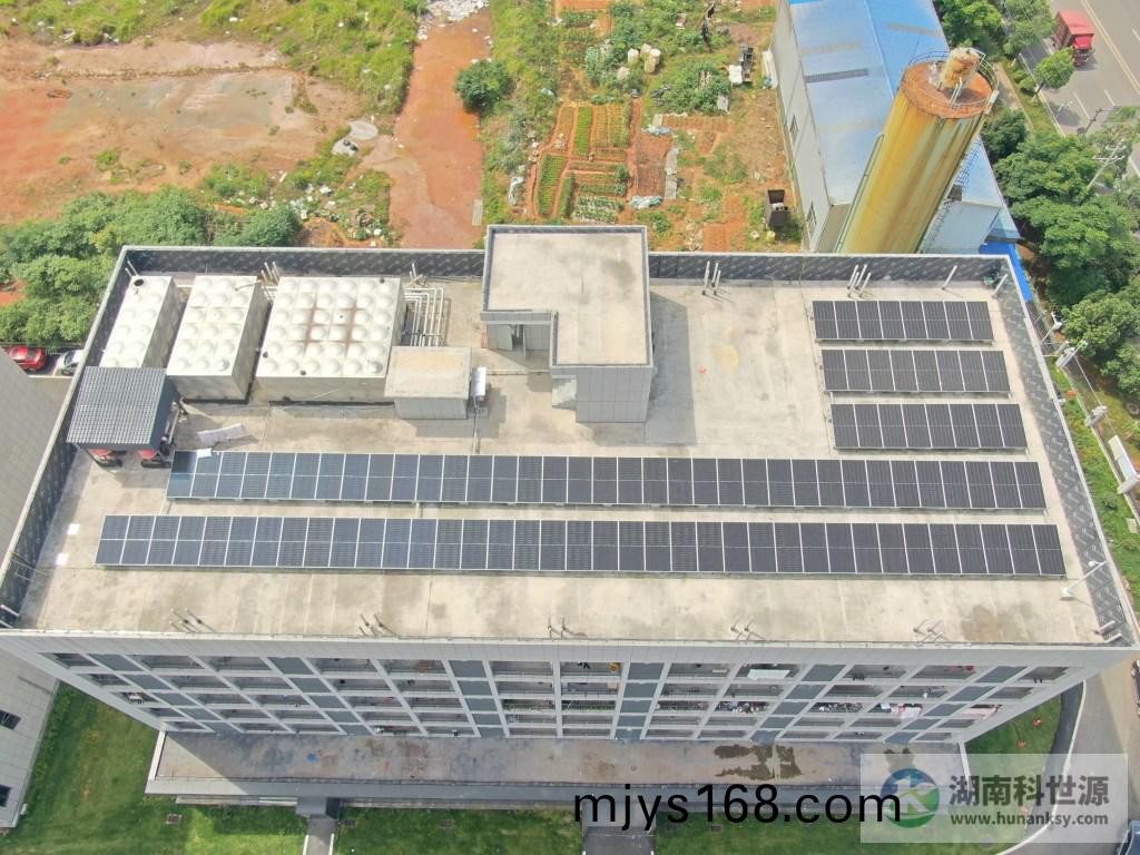 廠(chang)房屋頂光伏髮電航(hang)拍圖